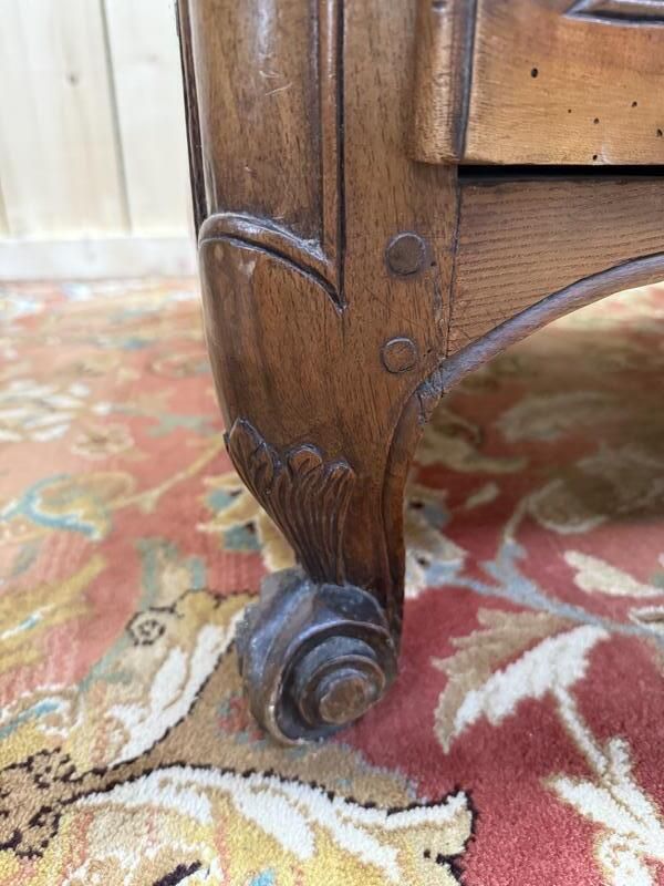 Commode époque Louis XV En Noyer Massif à Poignée Coquilles Sculptées photo Furniture