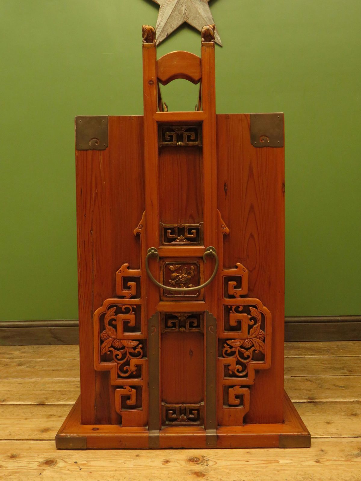 photo vinterior Chinese Wedding Cabinet With Ornate Carvings