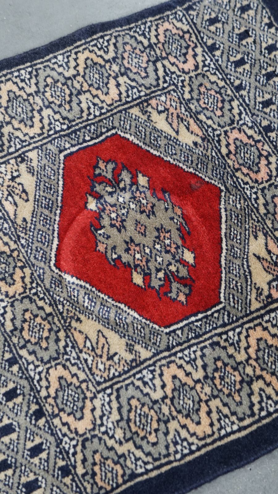Met De Hand Geknoopt Decoratief Tafelkleed Met Fijn Patroon In Donkerblauw En Rood – 47 X 46 Cm photo furniture