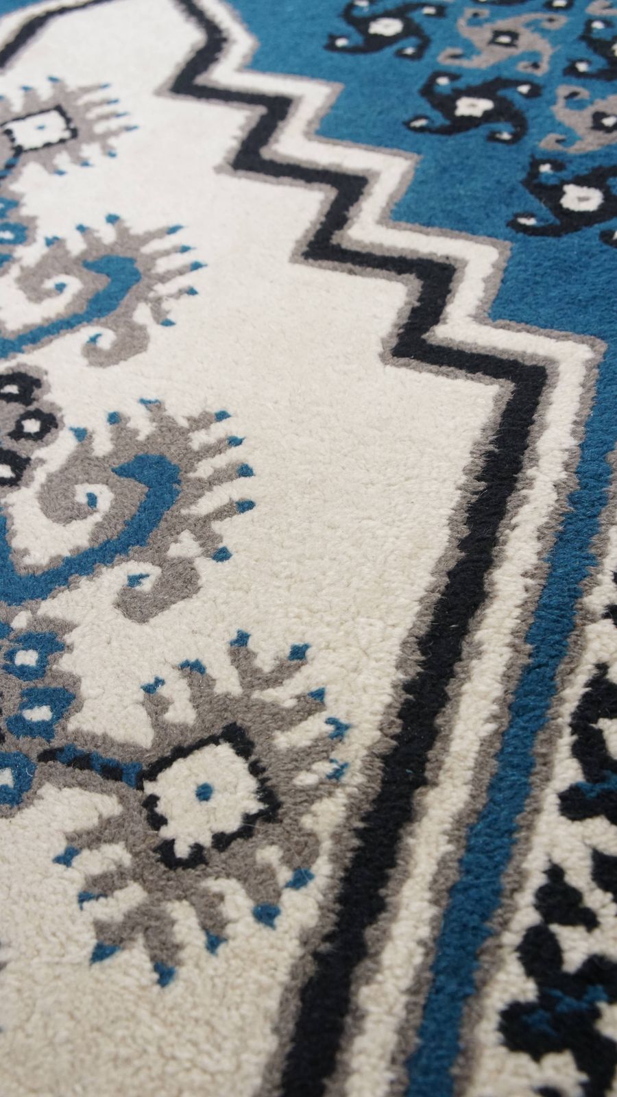 Subtiel Oosters Tapijt Met Overwegend Blauw Witte Tinten En Strakke Patronen 181x90cm photo vinterior