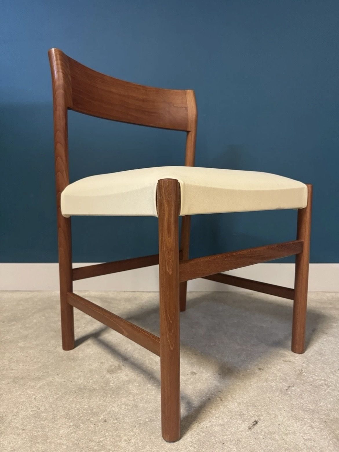 photo vinterior “Model 9” Dining Chairs Designed By Arne Halvorsen For L.Jacobsen Mobelsnekkeri
