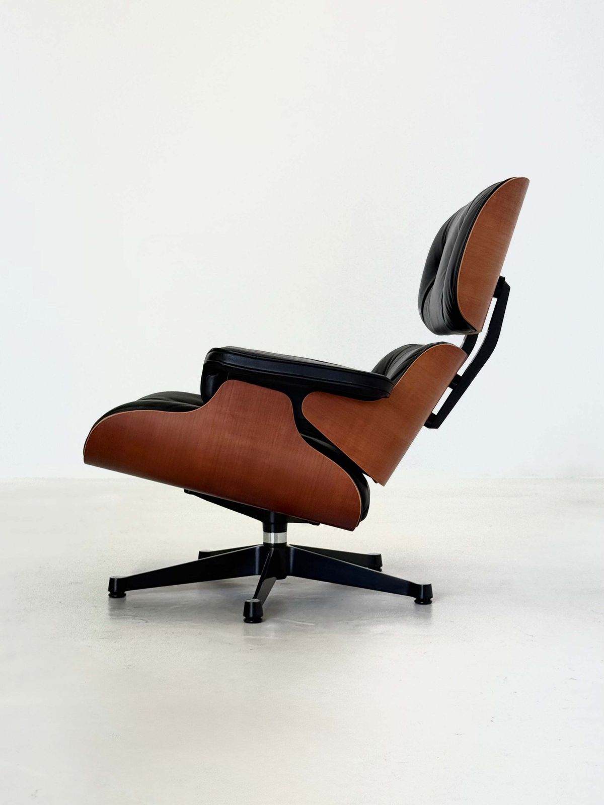 Eames Lounge Chair Door Charles En Ray Eames Voor Vitra photo for sale