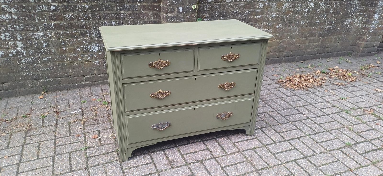 photo furniture Vintage Olive Green Chest Of Drawers Hand Painted Antique Style Storage With Brass Handles Bedroom Furniture Shabby Chic Free Hand Delivery