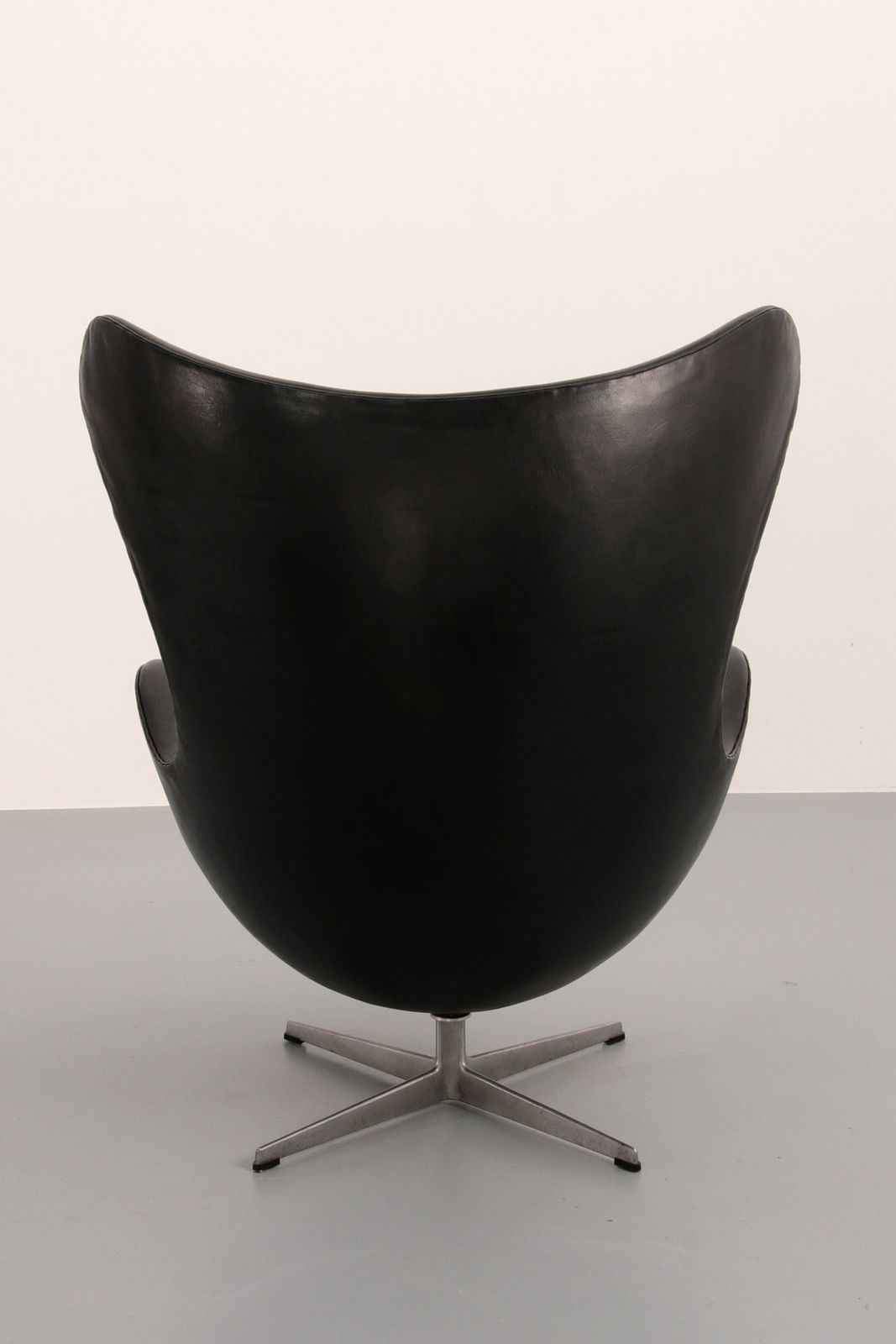 photo for sale The Egg Chair – Arne Jacobsen, Denmark, 1960 – Black Leather By Fritz Hansen