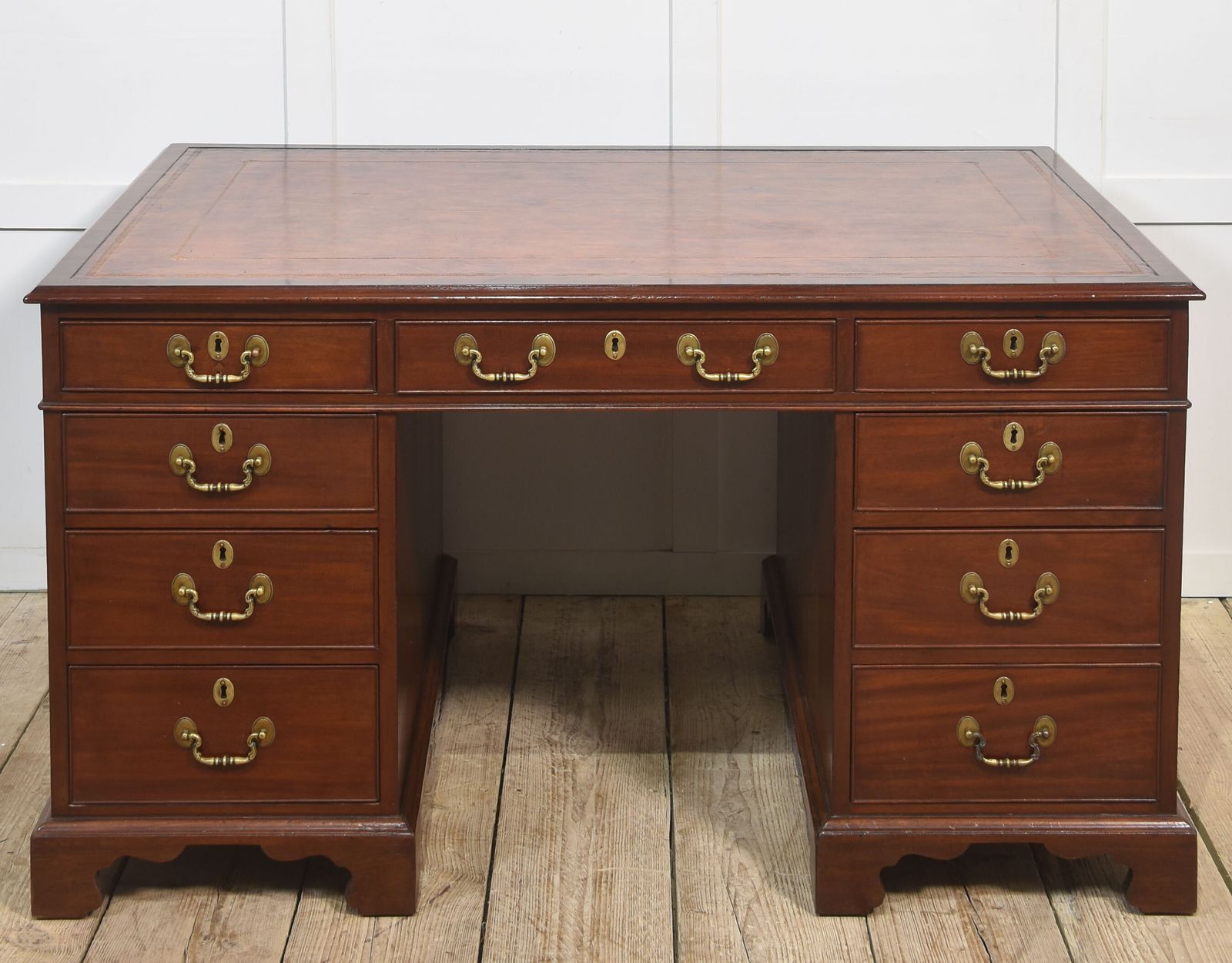 photo furniture Mahogany Partners Desk