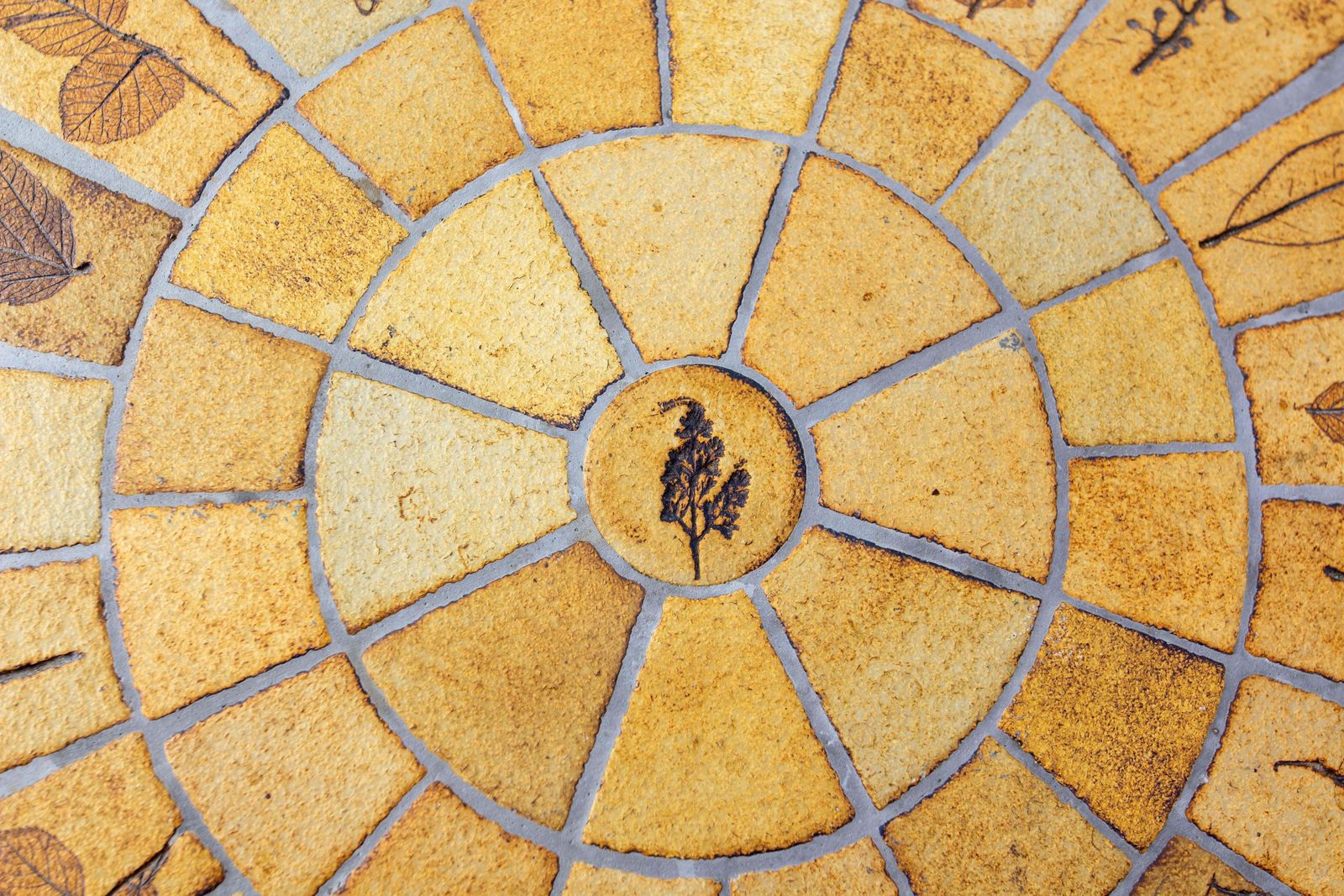 photo furniture French Round Coffee Table With Ceramics In The Capron Style