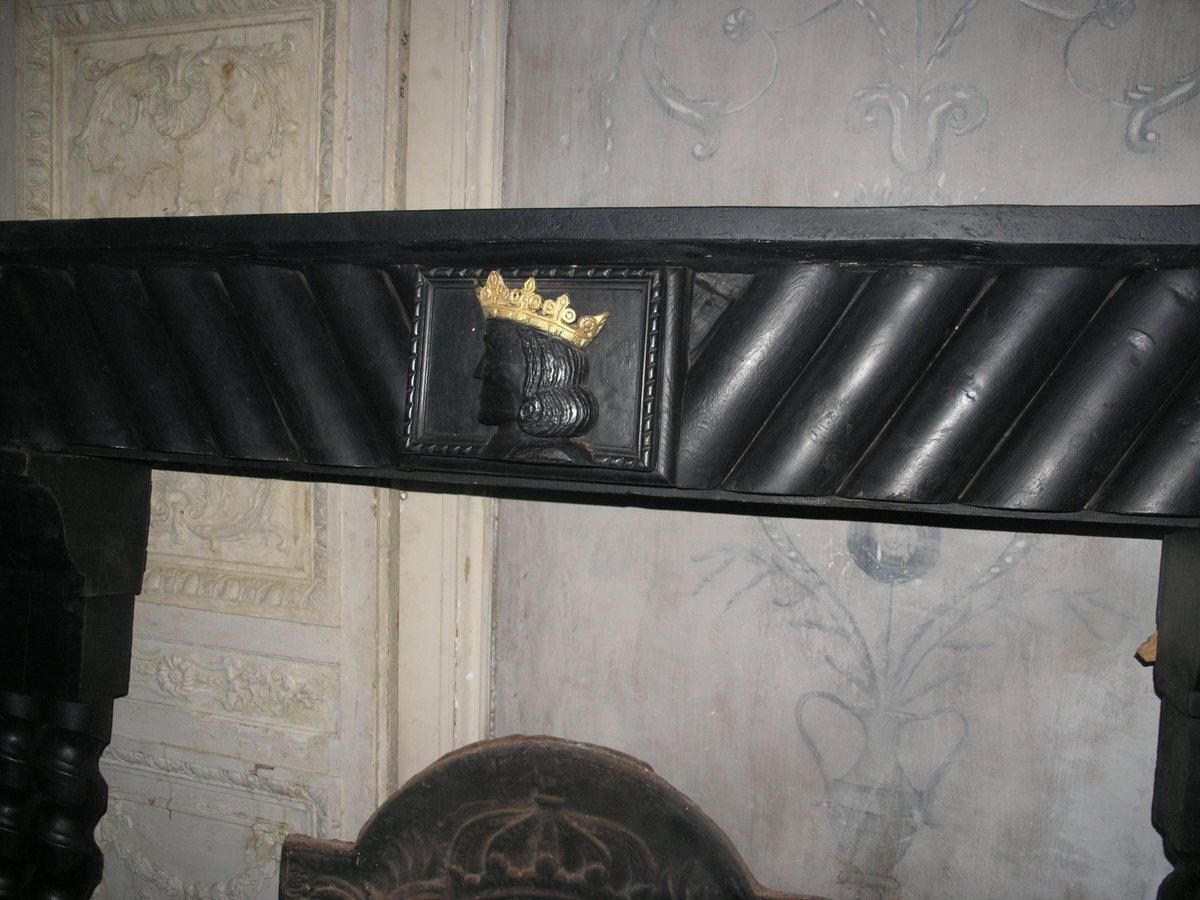 Camino Mantello In Legno Laccato Nero, Scultura Centrale E Gambe Mosse, Italia photo for sale