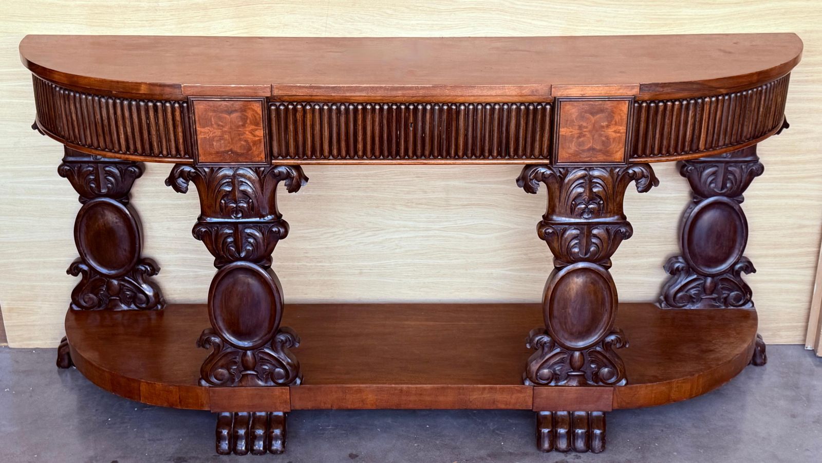Console anglaise sculptée en placage book-matched à trois tiroirs photo for sale