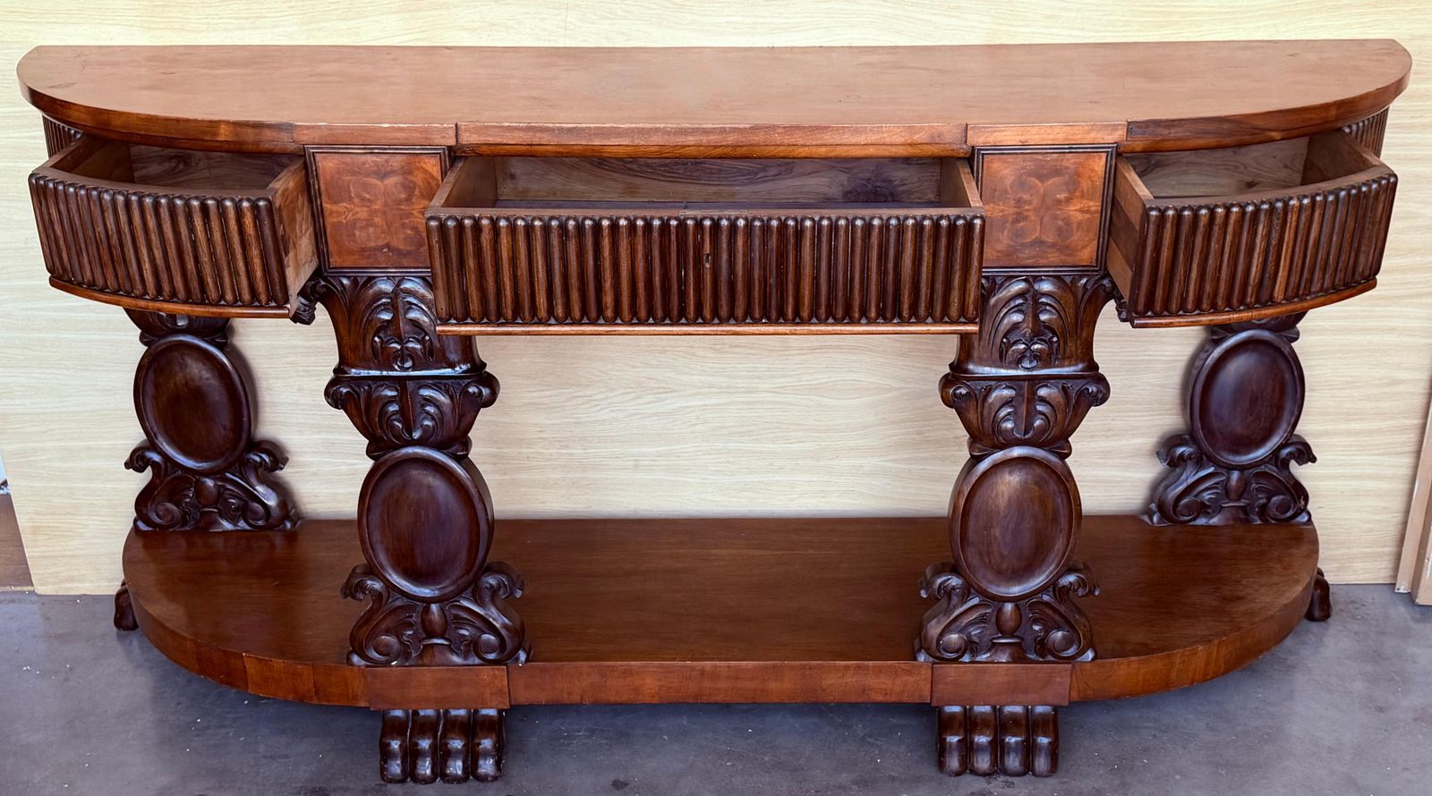 Console anglaise sculptée en placage book-matched à trois tiroirs photo 5157.0