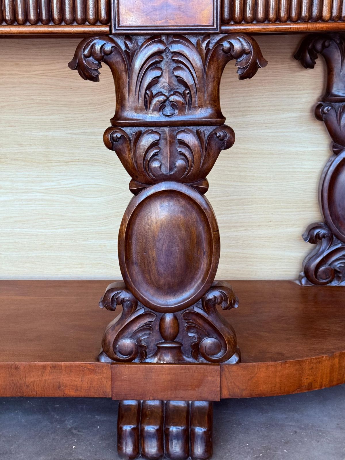 Console anglaise sculptée en placage book-matched à trois tiroirs photo buy