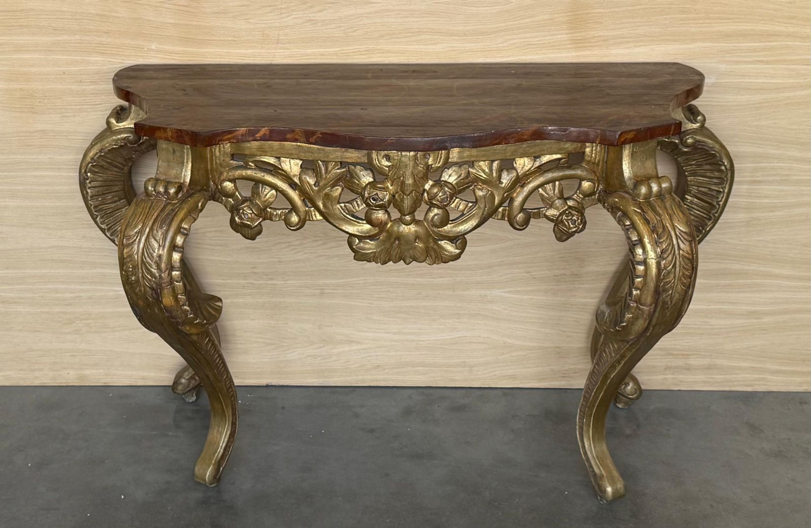 Console italienne faux marbre dorée à décor d'acanthe et de baies, vers 1820 photo Mobilier