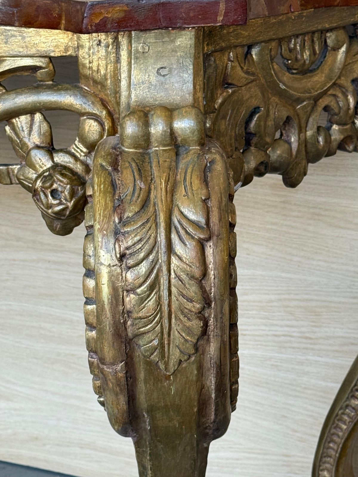 photo buy Console italienne faux marbre dorée à décor d'acanthe et de baies, vers 1820