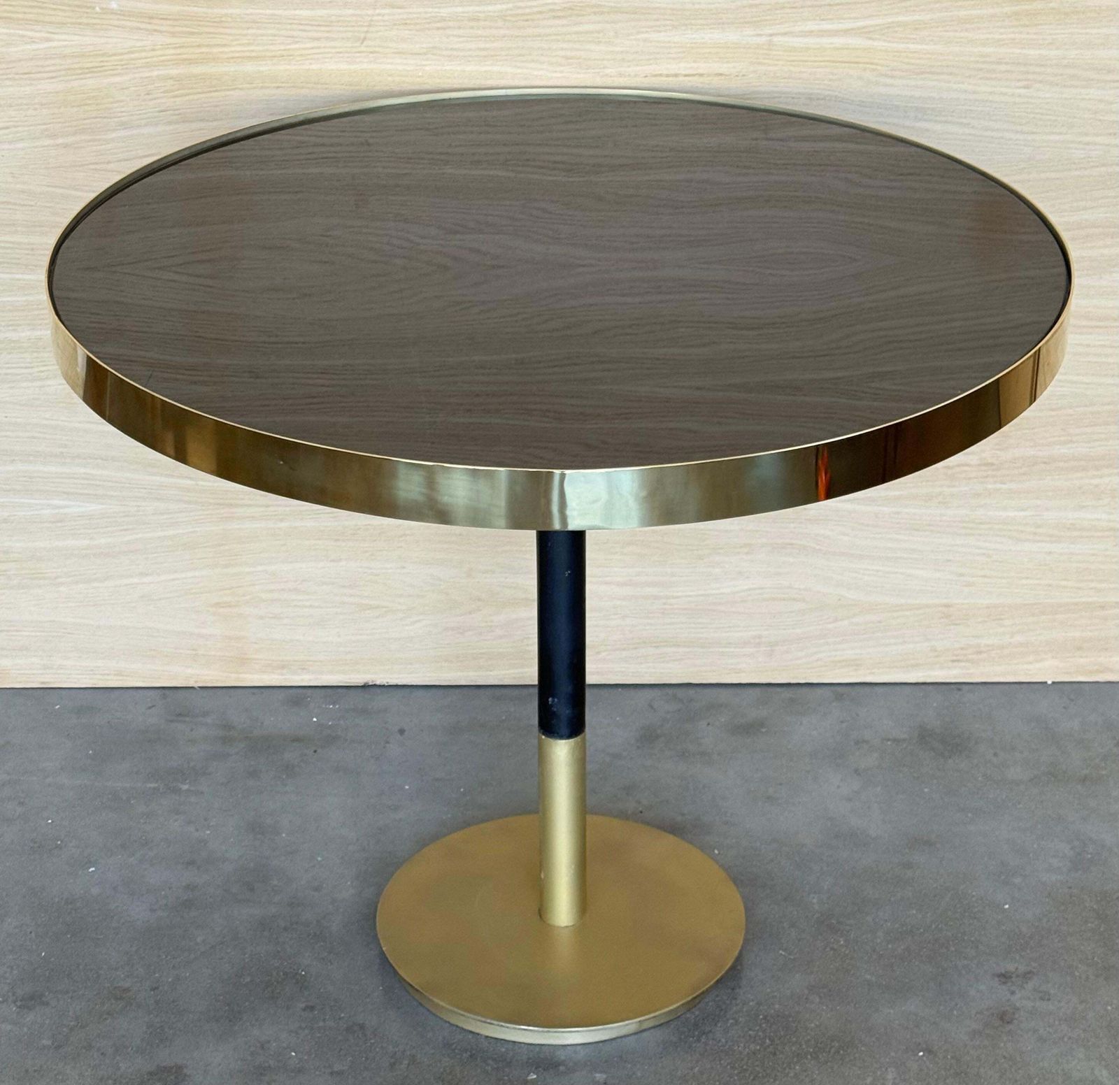 Table à manger ronde Hollywood Regency en laiton cantilever, plateau en verre noir, années 1970 photo 2166.0