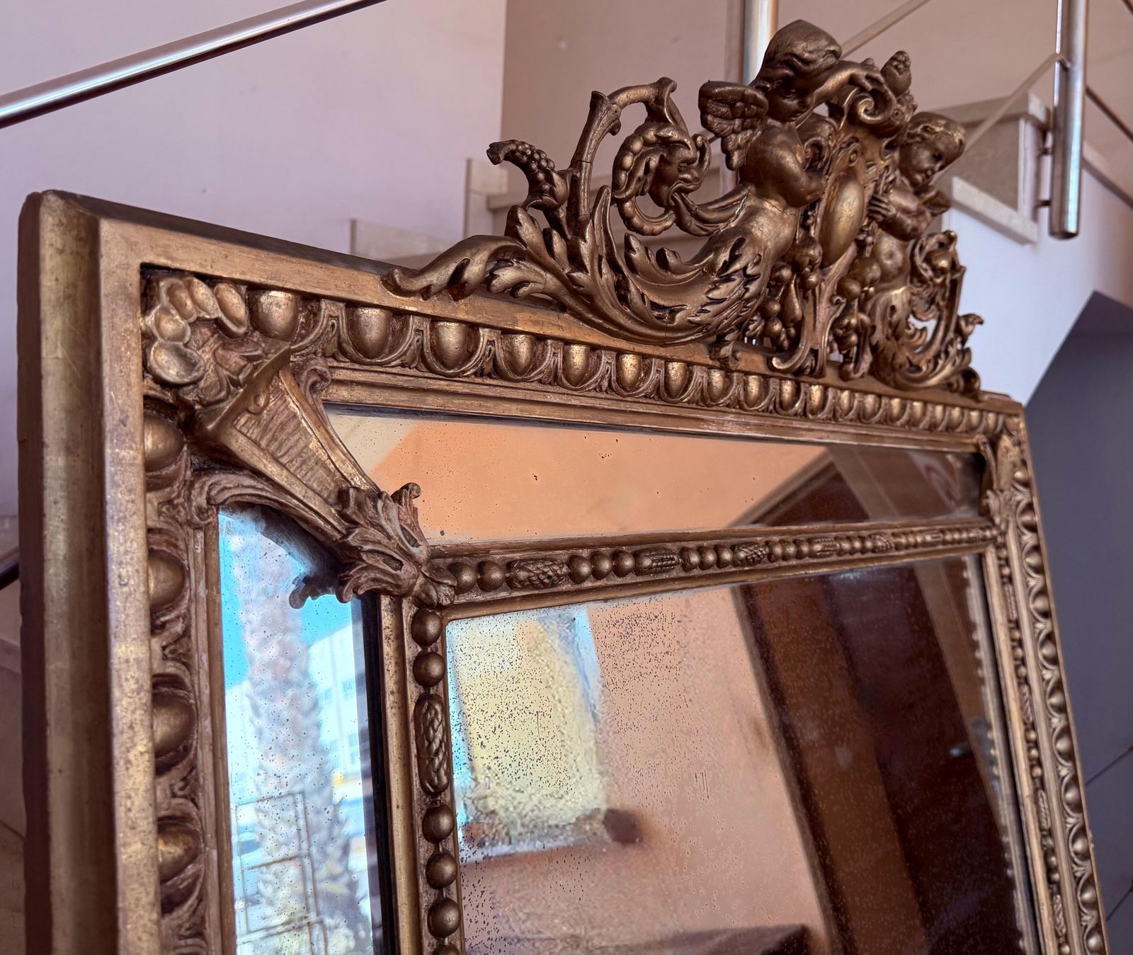 Grand miroir vertical doré à fronton chérubin, France, XIXe siècle photo Décoration