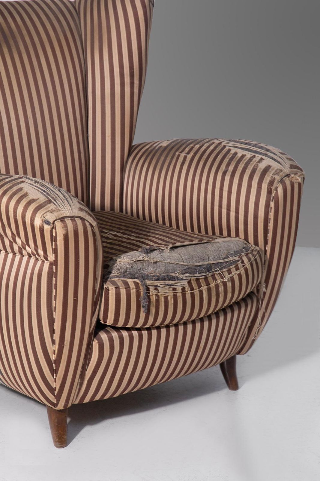 Osvaldo Borsani Rare Armchairs In Orignal Condition In Silk photo vintage