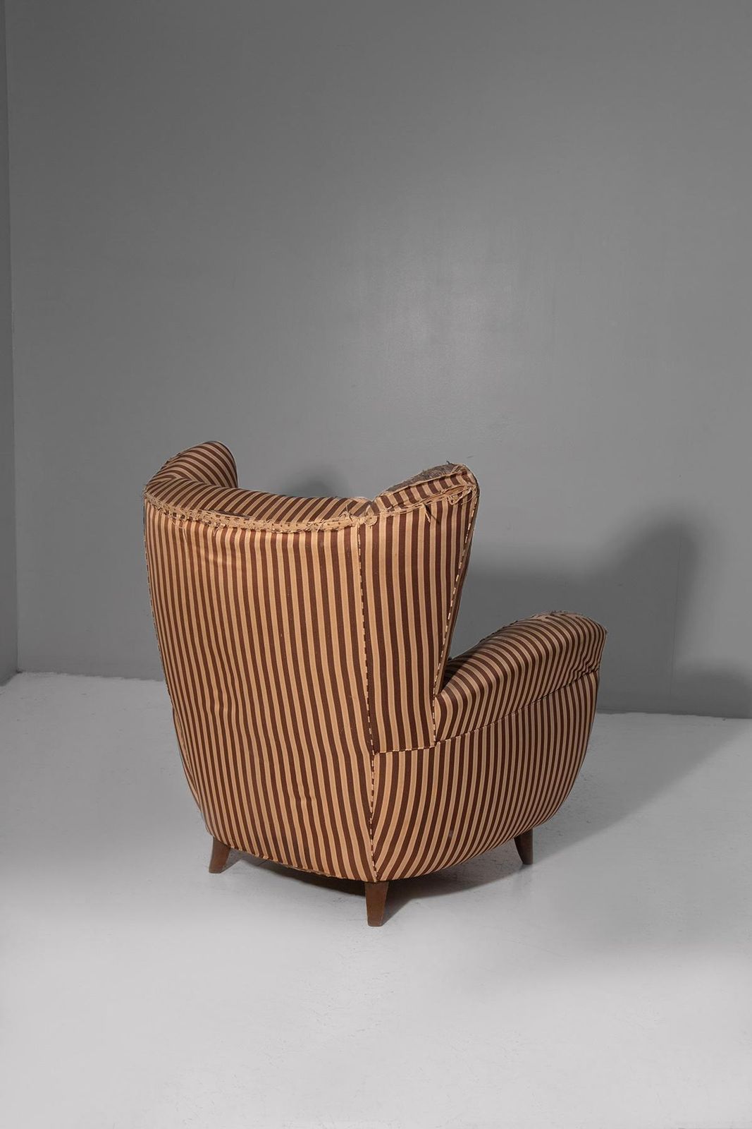 6881.0 Osvaldo Borsani Rare Armchairs In Orignal Condition In Silk photo