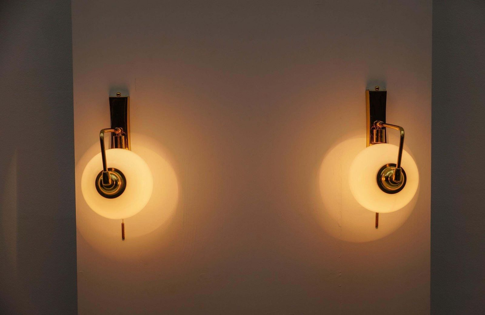 photo vinterior Pair Of Lovely Mid Century Modern Wall Lamps In Brass And Milk Glass, 1960s
