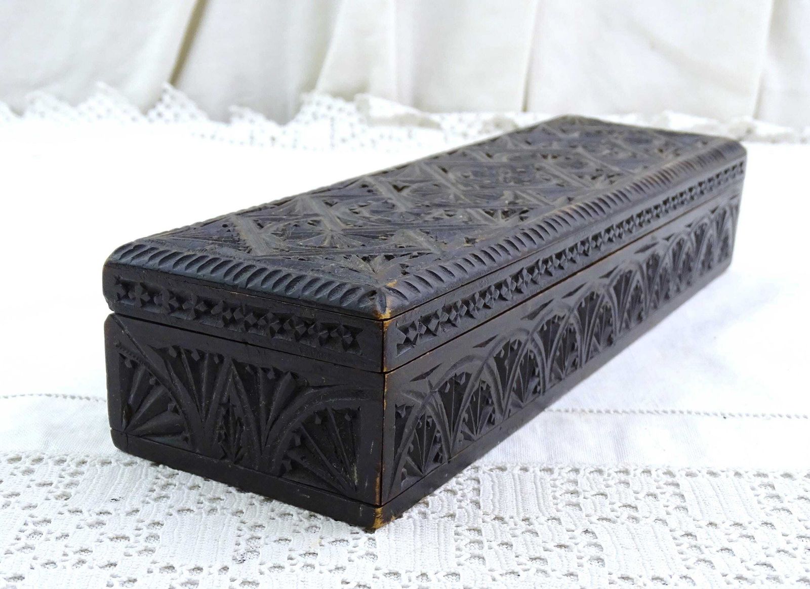Antiek Engels Houten Gesneden Rechthoekige Handschoenendoos, Ooit Toebehorend Aan Hillirent Leriche – Retro Victorian Gothic Revival Casket, Engeland photo for sale
