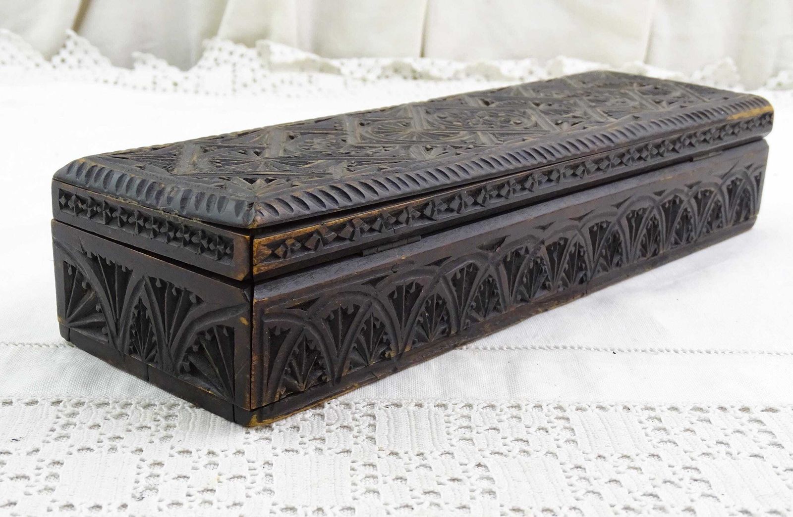 Antiek Engels Houten Gesneden Rechthoekige Handschoenendoos, Ooit Toebehorend Aan Hillirent Leriche – Retro Victorian Gothic Revival Casket, Engeland photo buy
