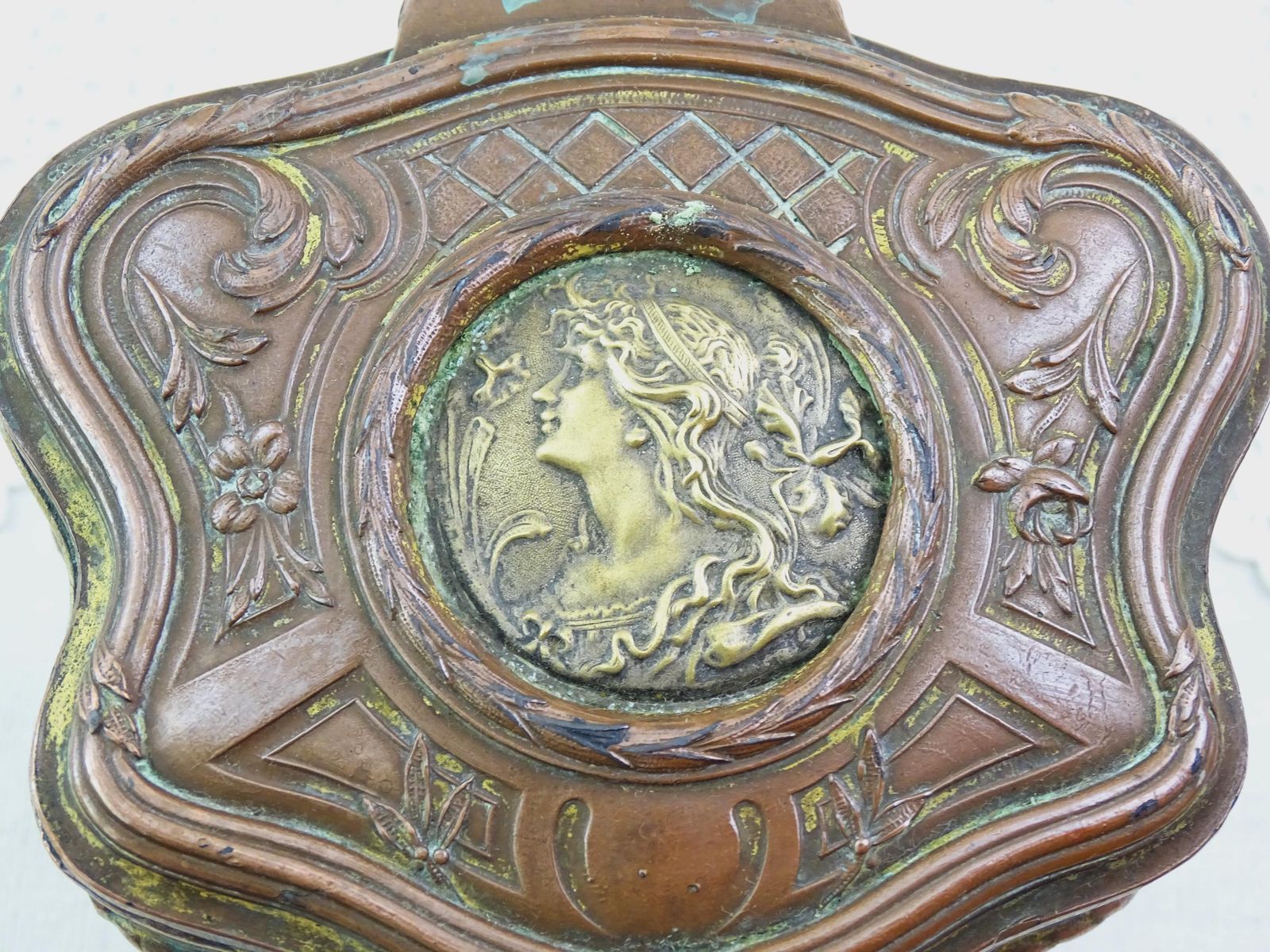 Antiek Frans Verguld Bronzen Sieradenkistje Op Vier Poten, Rococo Stijl, Ca. Midden 19e Eeuw photo for sale