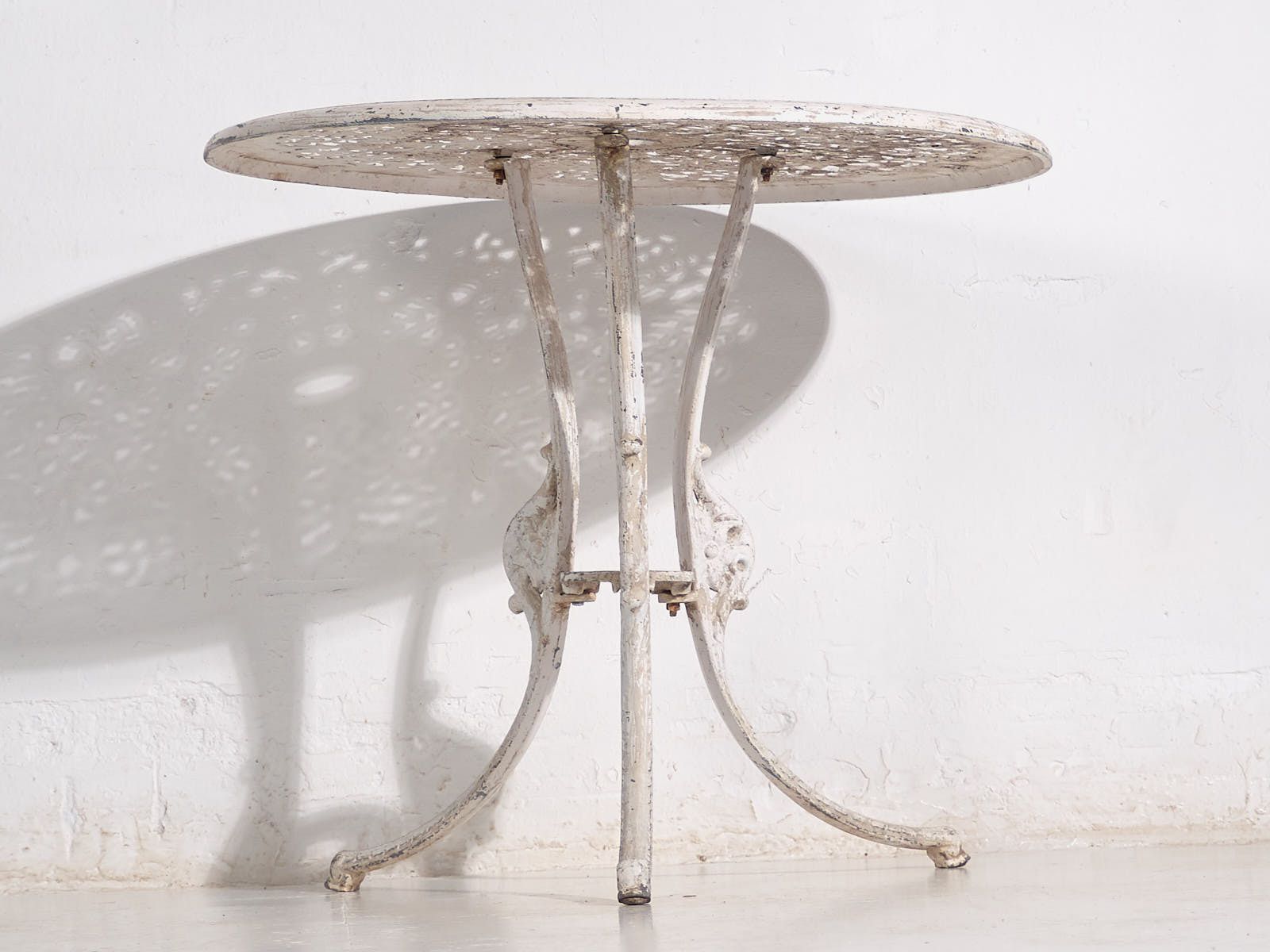 photo vintage Art Nouveau Garden Table And Chairs Set (C.1950). Set Of 5 Pieces