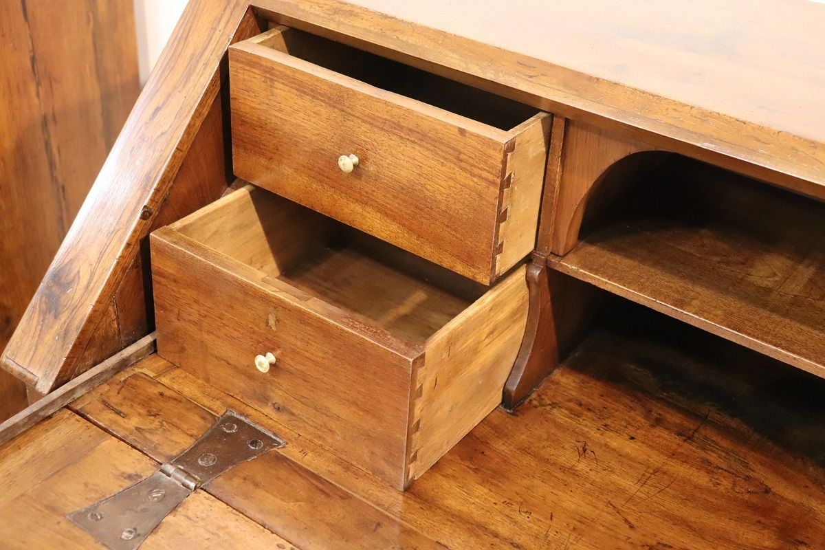 photo vintage Antique Chest Of Drawers In Walnut, 1700s