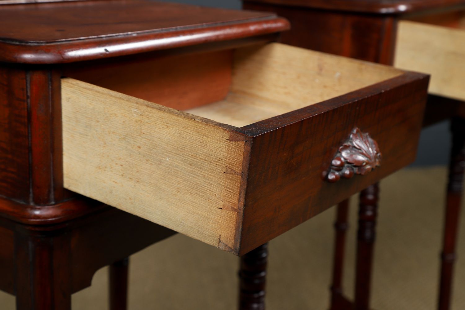 photo vintage Small English Victorian Pair Of Mahogany Bedsides Tables / Nightstands / Chests / Cabinets (Circa 1840)
