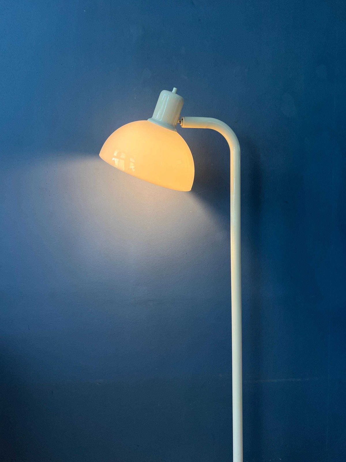 White Metal Vintage Floor Lamp With Acrylic Shade photo 474.0