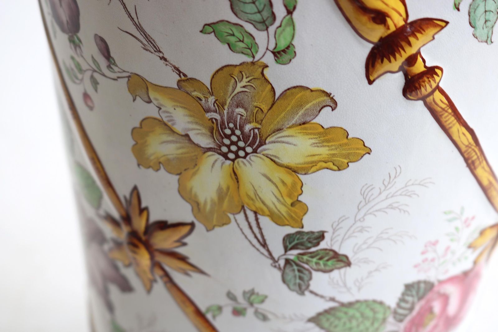 Antieke Bloemen Keramische Paraplubak / Wandelstokhouder – Aardewerk Met Reliëf – Kleurrijke Entreehal Decoratie photo Woonaccessoires
