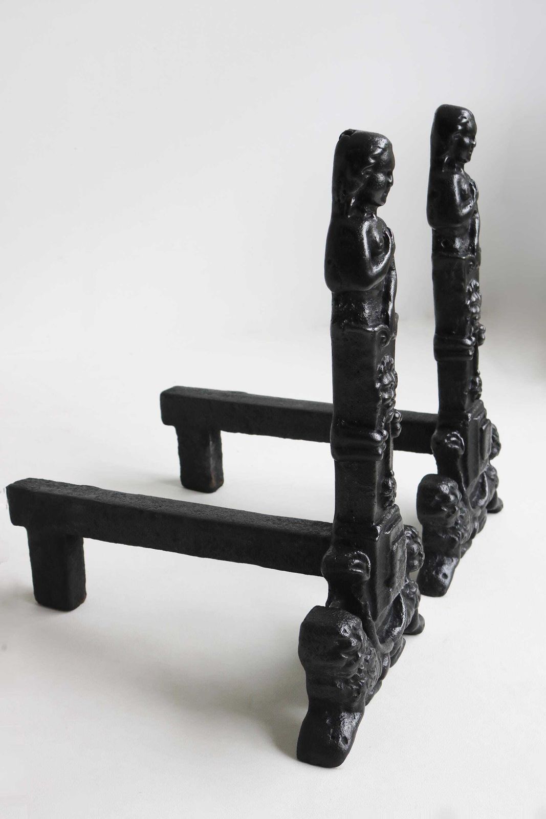photo furniture Hoge Antieke Gietijzeren Vuurböcken Met Leeuwen En Vrouwenfiguren – Zwaar 19e Eeuws Paar