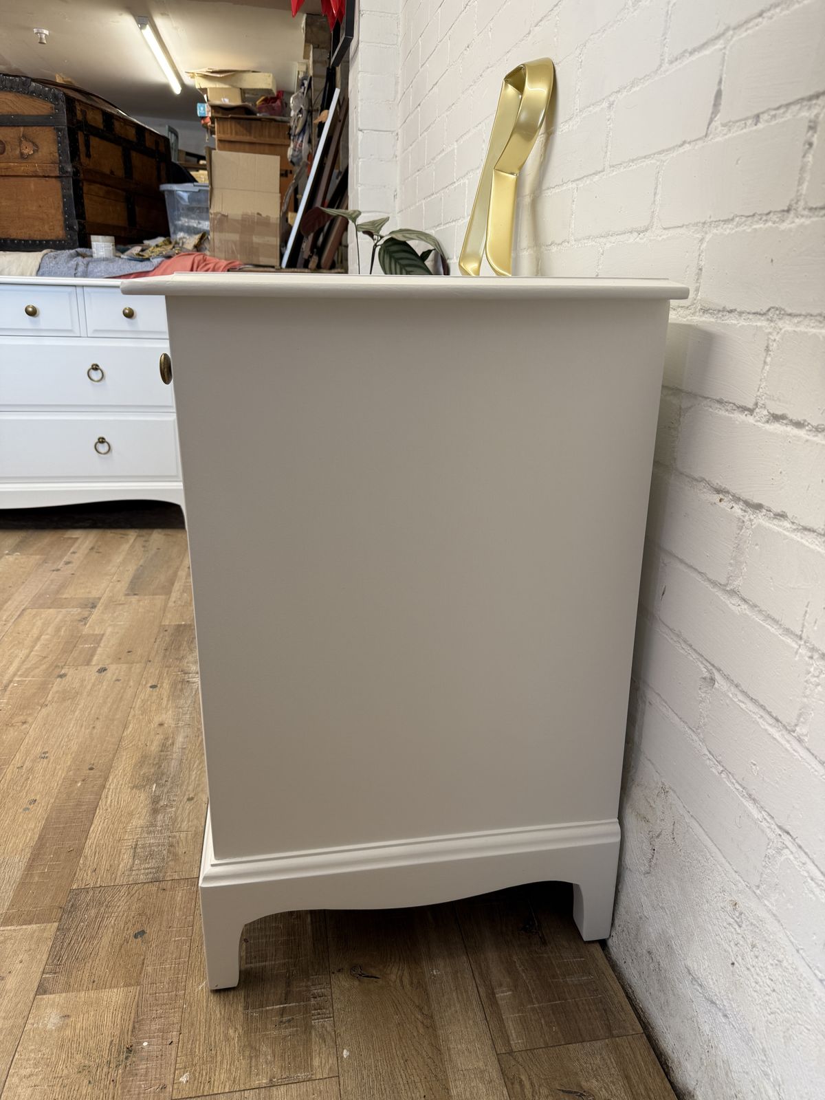 Stag Minstrel 4 Over 2 Chest Of Drawers – Painted In Chantilly Lace photo buy