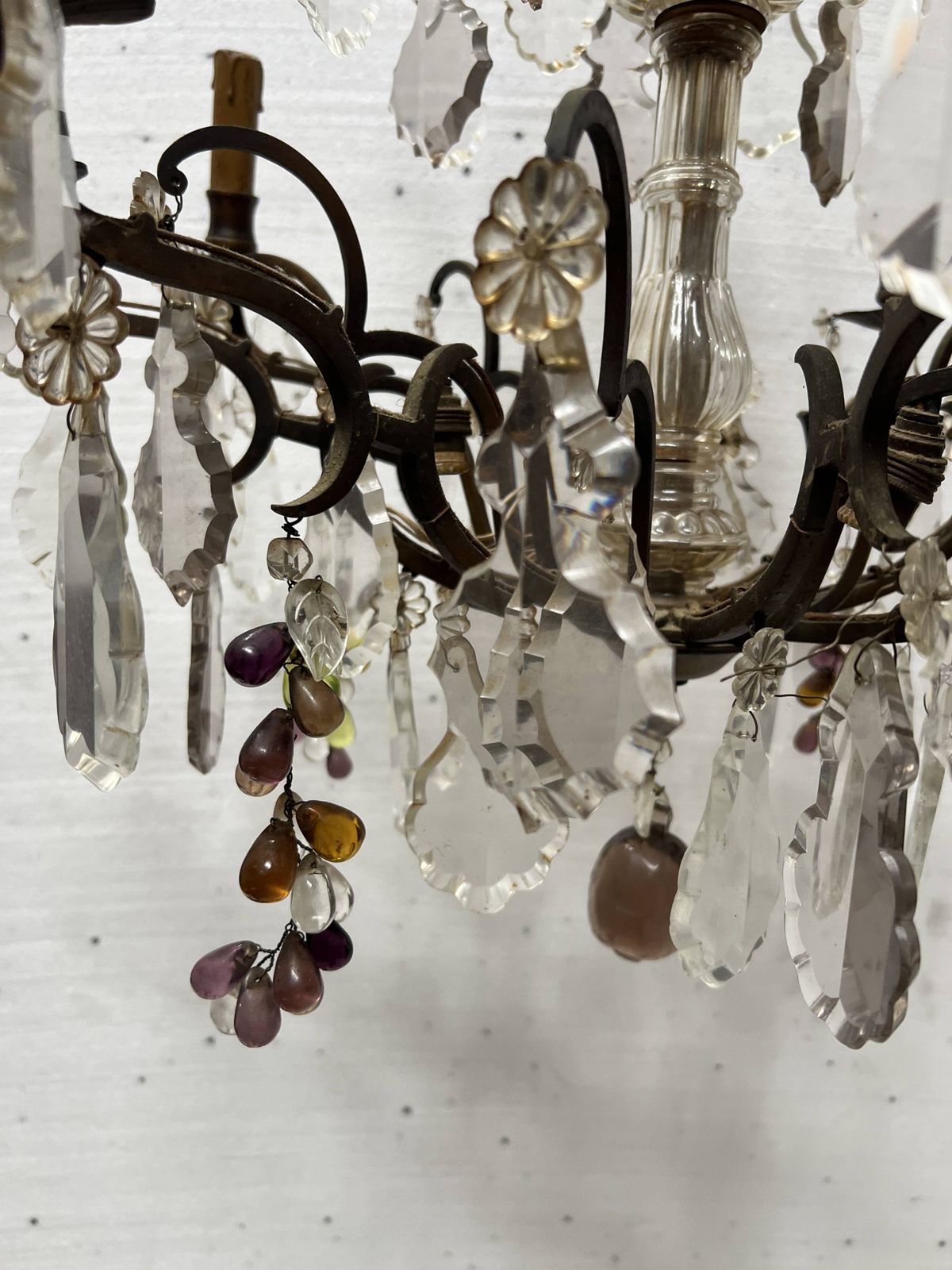 photo vintage Louis XV Style Chandelier With Pendants And Colored Glass Fruits, 20th Century