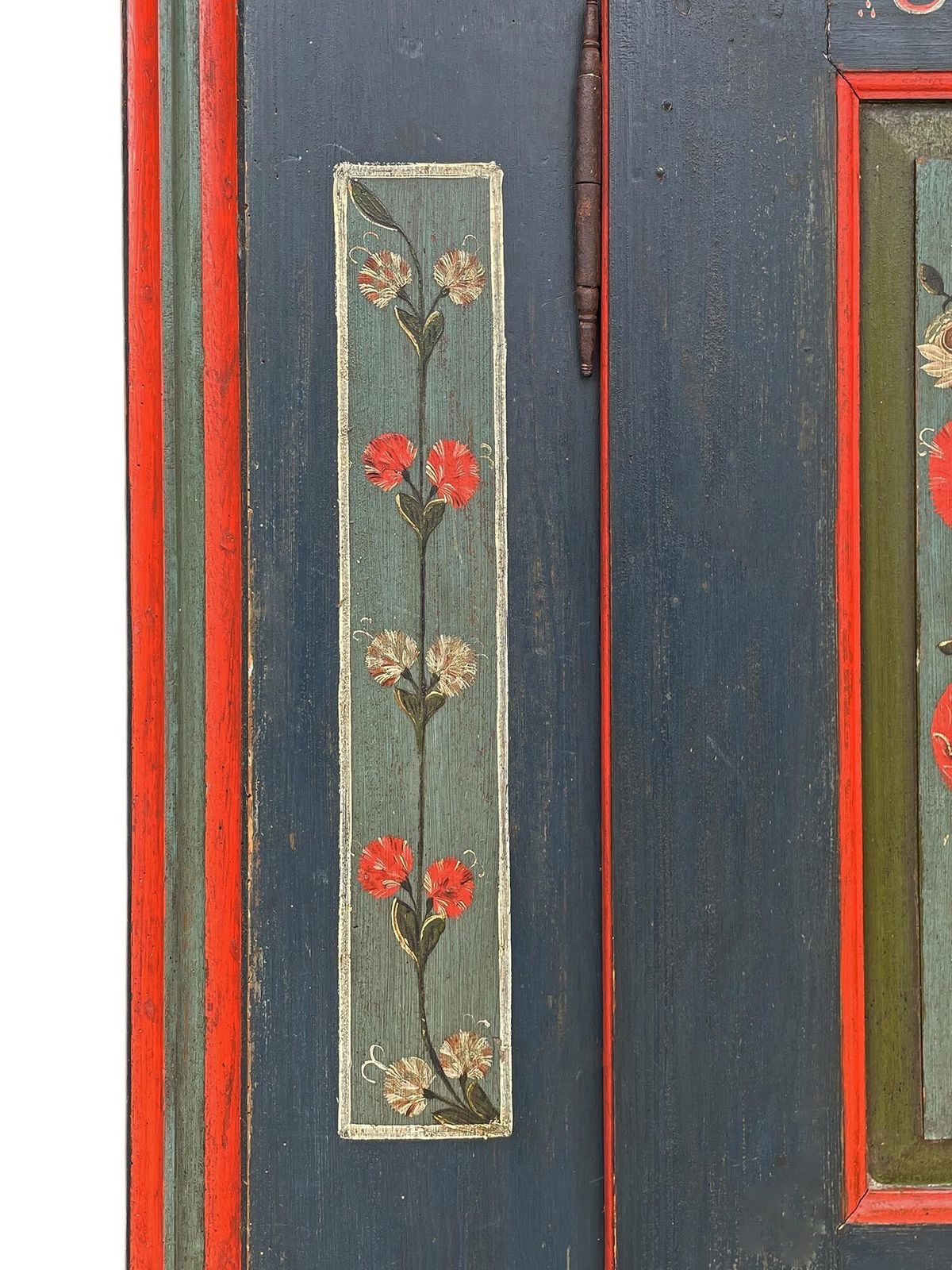 photo vinterior 1825 Blue Floral Painted Cupboard