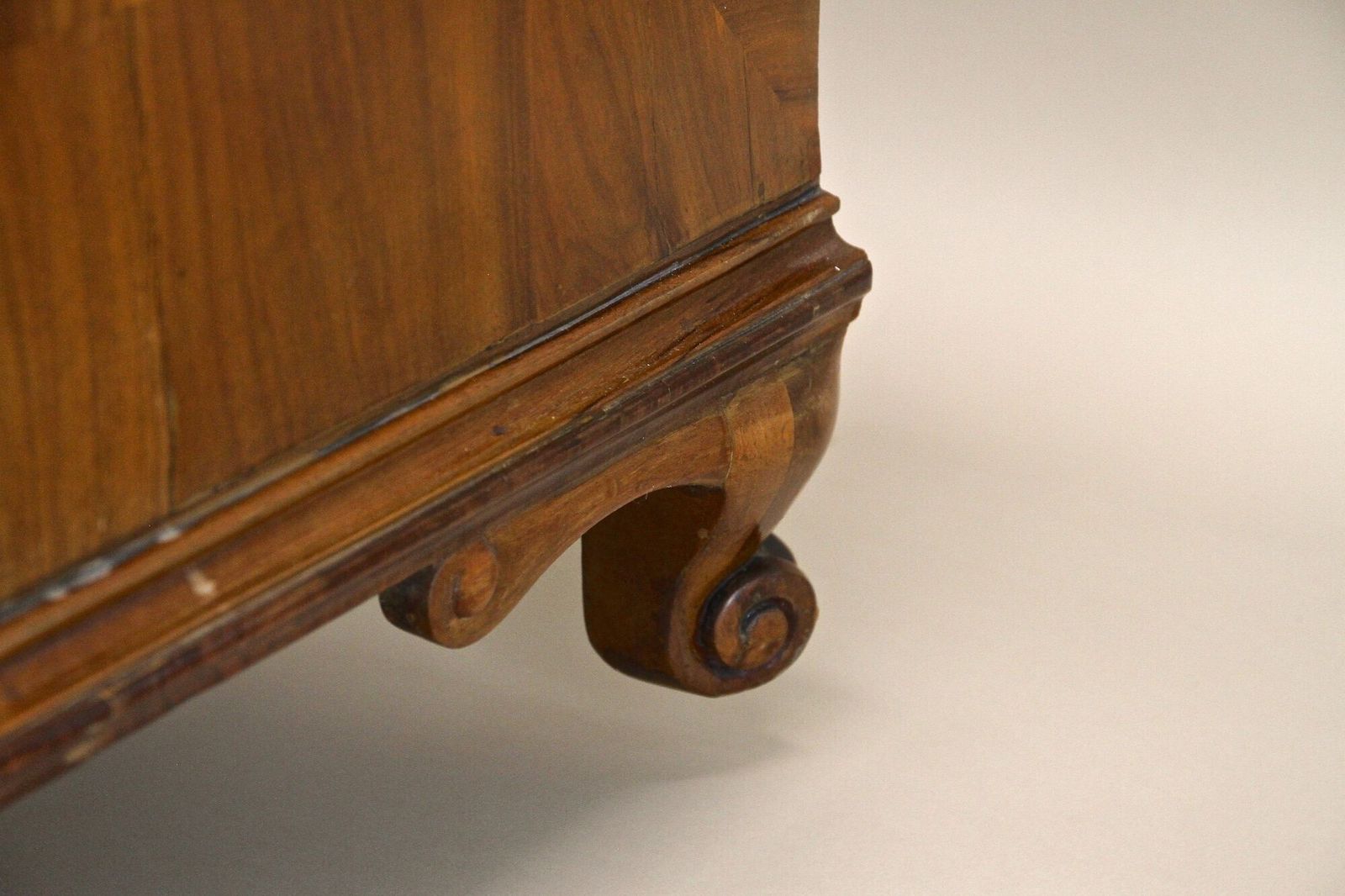 photo vinterior 18th Century Baroque/ Classical Chest Of Drawers, Nutwood, Austria Ca. 1780