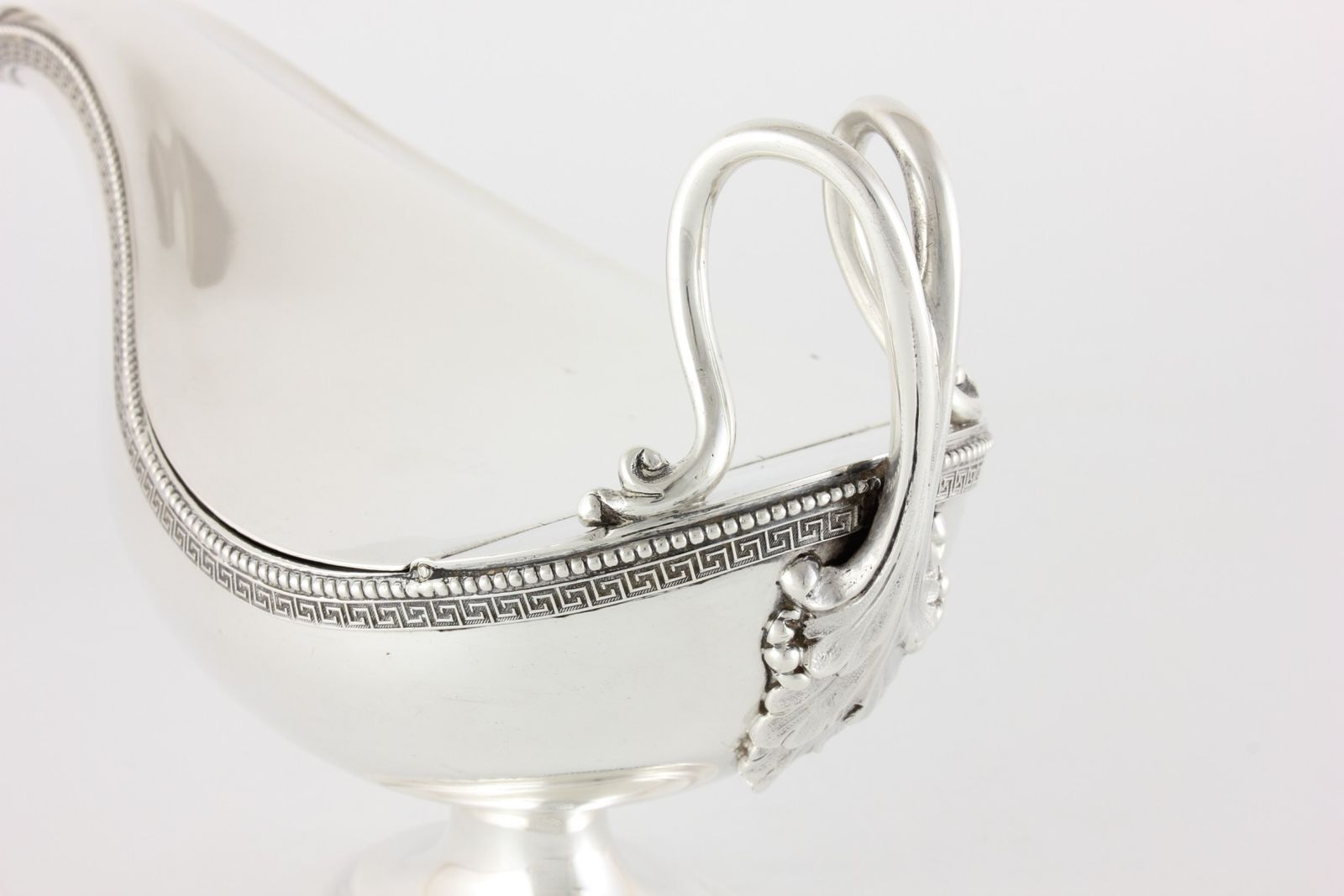photo vintage Sterling Silver Tiffany & Co Lidded Gravy Sauce Boat. Jc Moore. C1858.