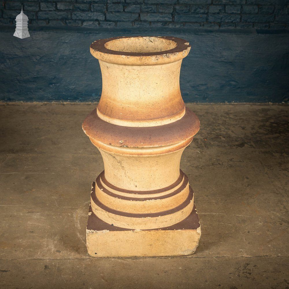 photo vinterior Classical Terracotta Form, Garden Plinth Base Or Planter