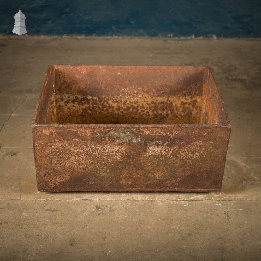photo vinterior Iron Trough Planter