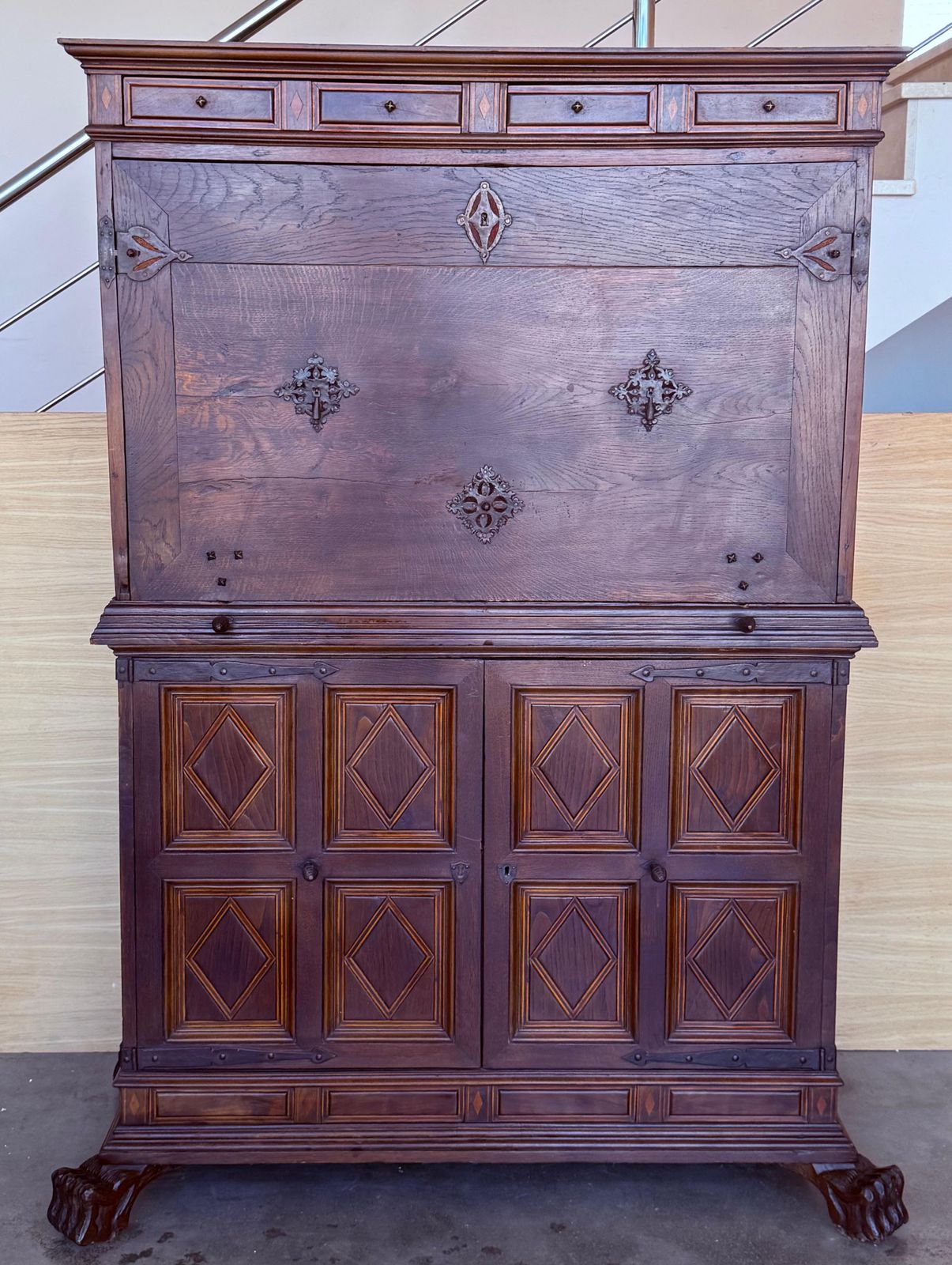 Cabinet espagnol sur piédestal ou bargueño en noyer massif, XIXe siècle, bureau photo for sale