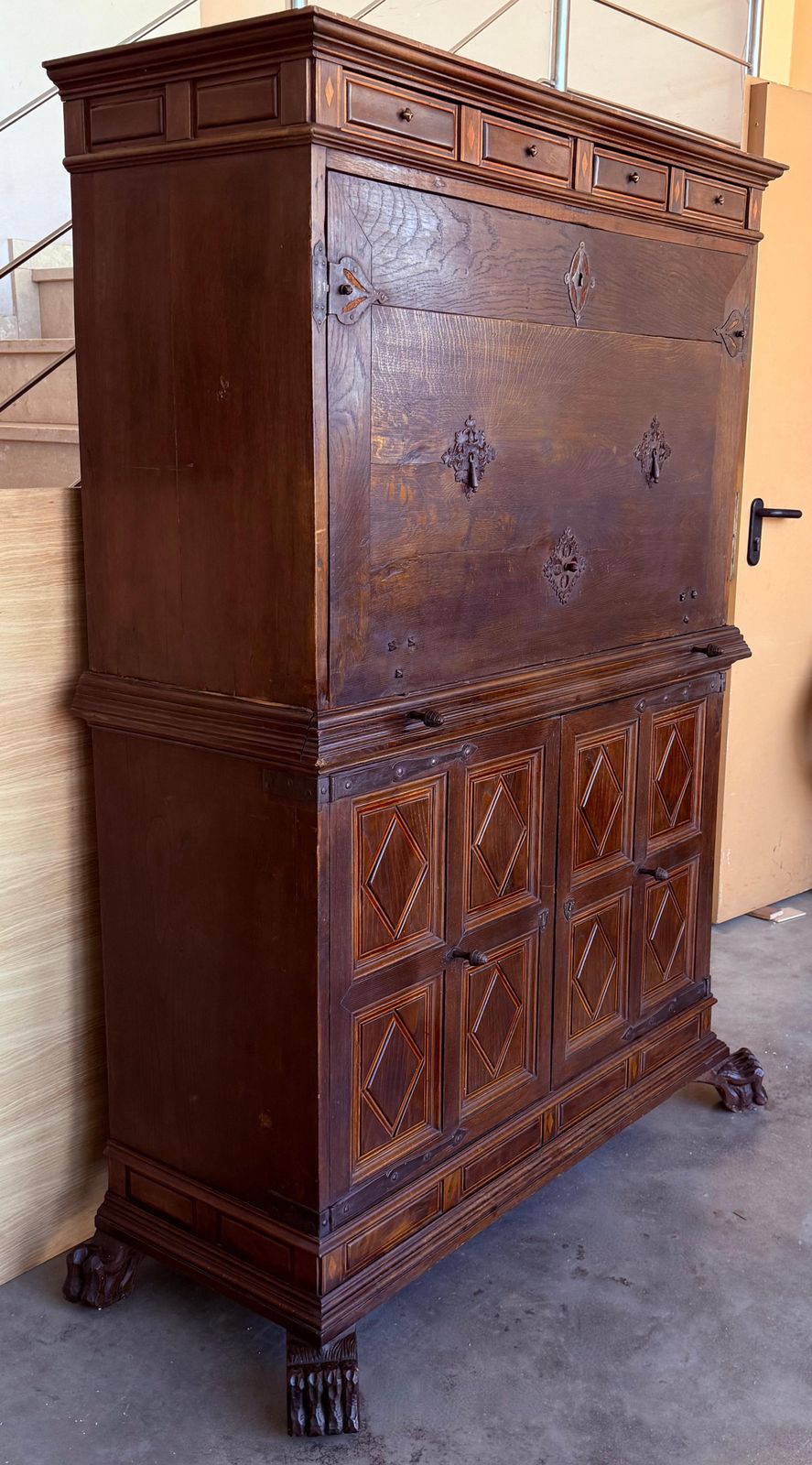 Cabinet espagnol sur piédestal ou bargueño en noyer massif, XIXe siècle, bureau photo buy