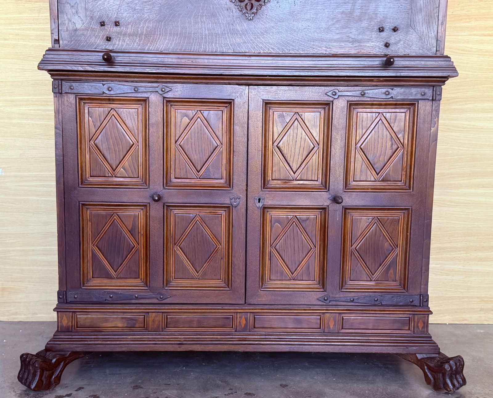 Mobilier Cabinet espagnol sur piédestal ou bargueño en noyer massif, XIXe siècle, bureau photo