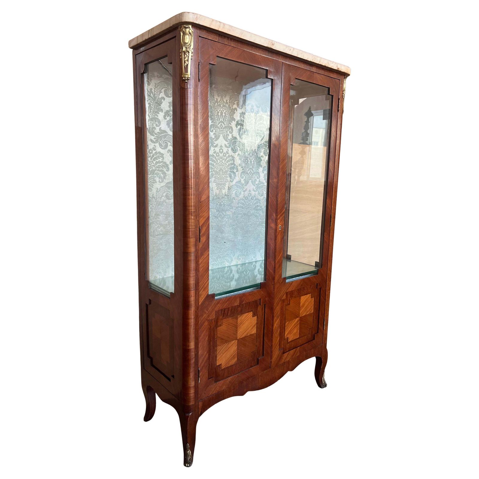 Vitrine de style Louis XVI en noyer avec marqueterie géométrique