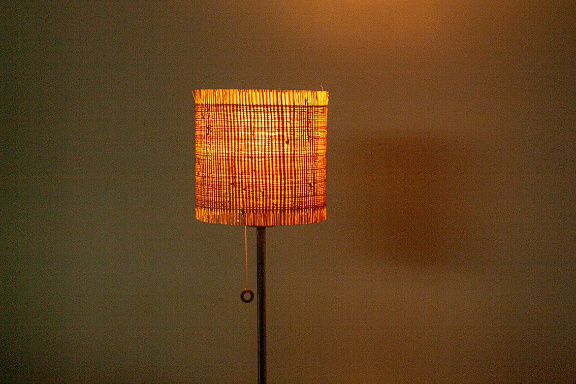 Lampadaire suédois en laiton, socle en fonte, modèle G 019 par Bergboms, 1960. photo Luminaires