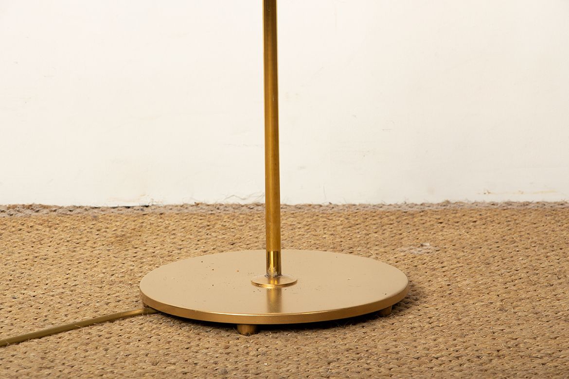 photo furniture Lampadaire suédois en laiton, socle en fonte, modèle G 019 par Bergboms, 1960.