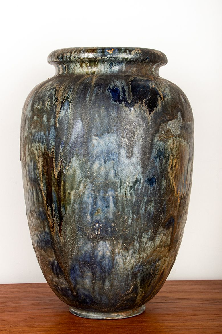 Grand vase Art déco en grès émaillé irisé bleu, par Roger Guérin, années 1930. photo furniture