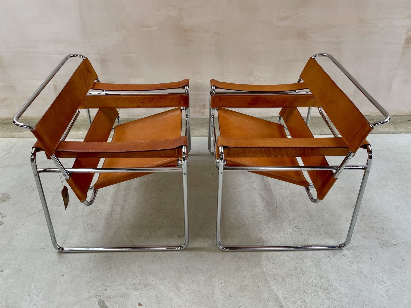photo vintage Wassily B3 Chair. Pair. By Fasem Not Knoll For Marcel Breuer. Brown Tan Leather And Chrome Bauhaus Lounge Club Accent Chairs.