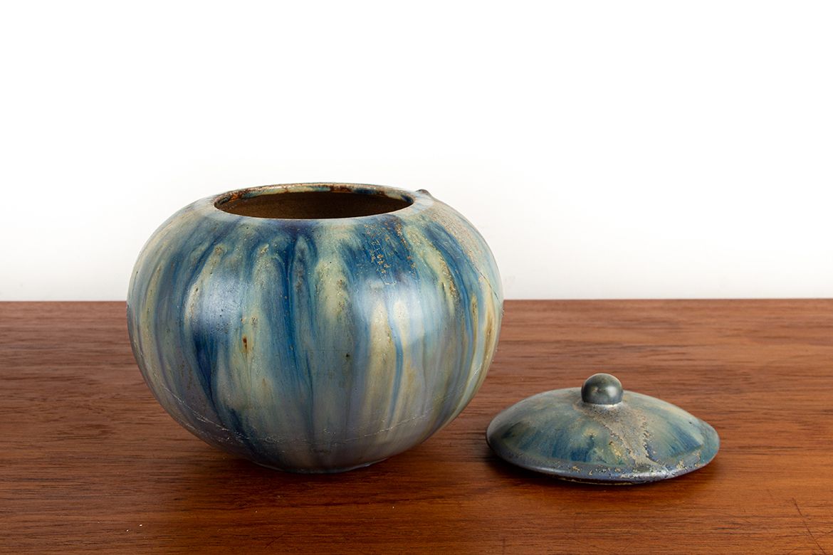 Pot en grès émaillé bleu, Art déco, par Roger Guérin, années 1930. photo vinterior