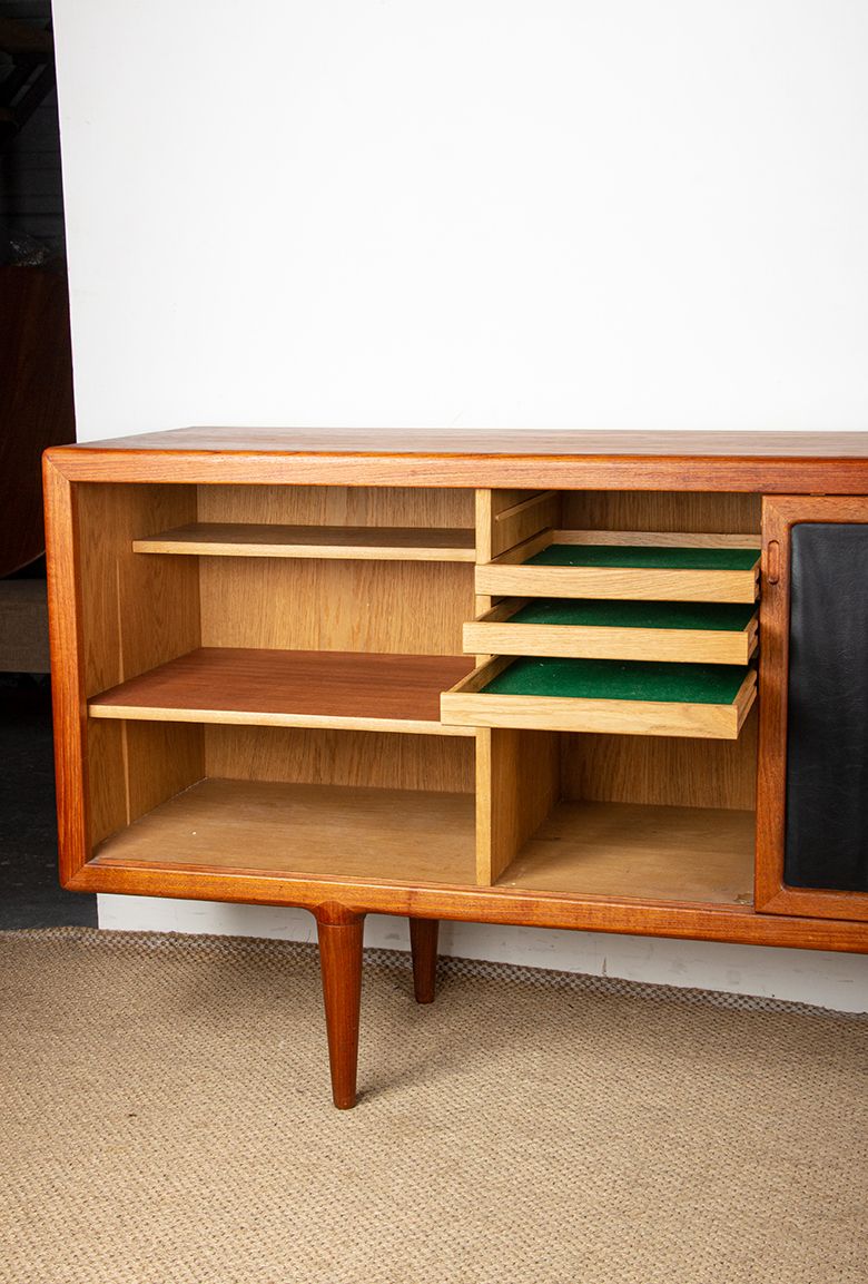 Enfilade danoise extra-longue en teck, chêne et similicuir, 280 cm, par Arne Hovmand Olsen, 1960. photo Mobilier