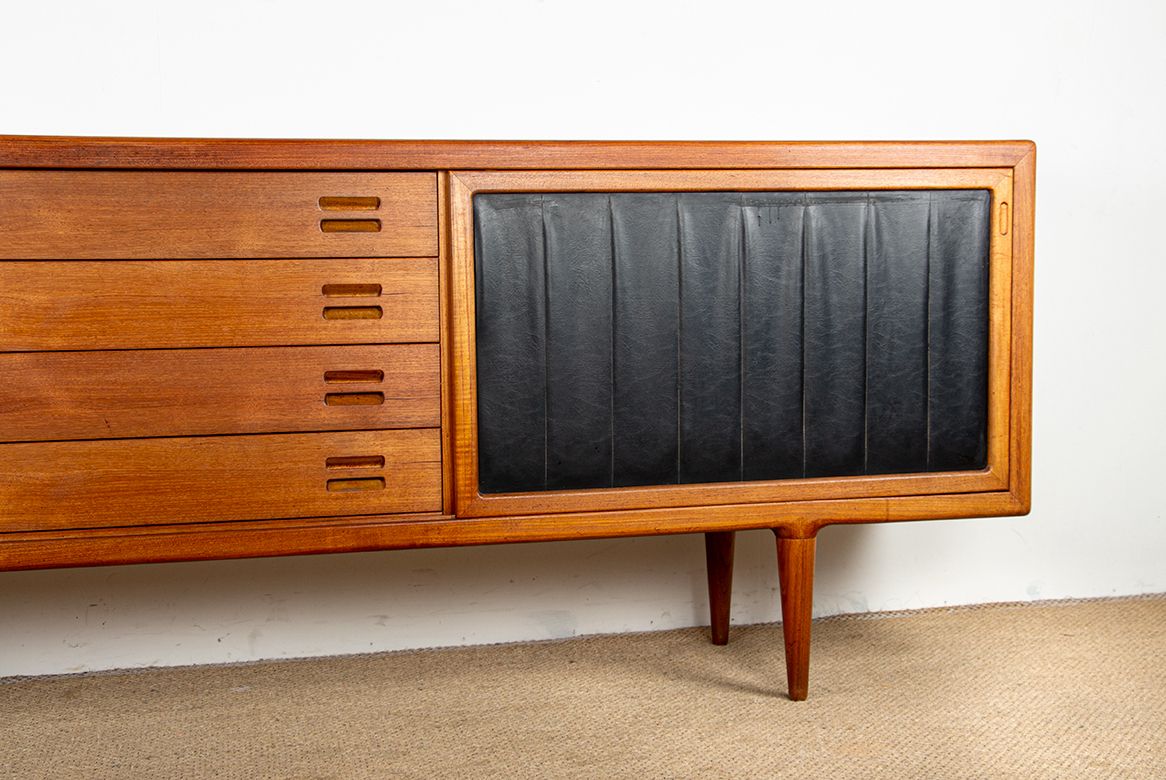 Mobilier Enfilade danoise extra-longue en teck, chêne et similicuir, 280 cm, par Arne Hovmand Olsen, 1960. photo