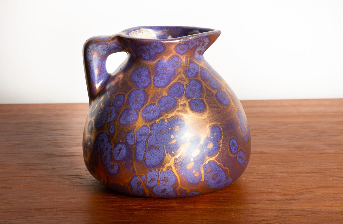 Pichet Art Nouveau en céramique émaillée irisée violette, par Léon Pointu, Grès de Puisaye, 1910. photo furniture