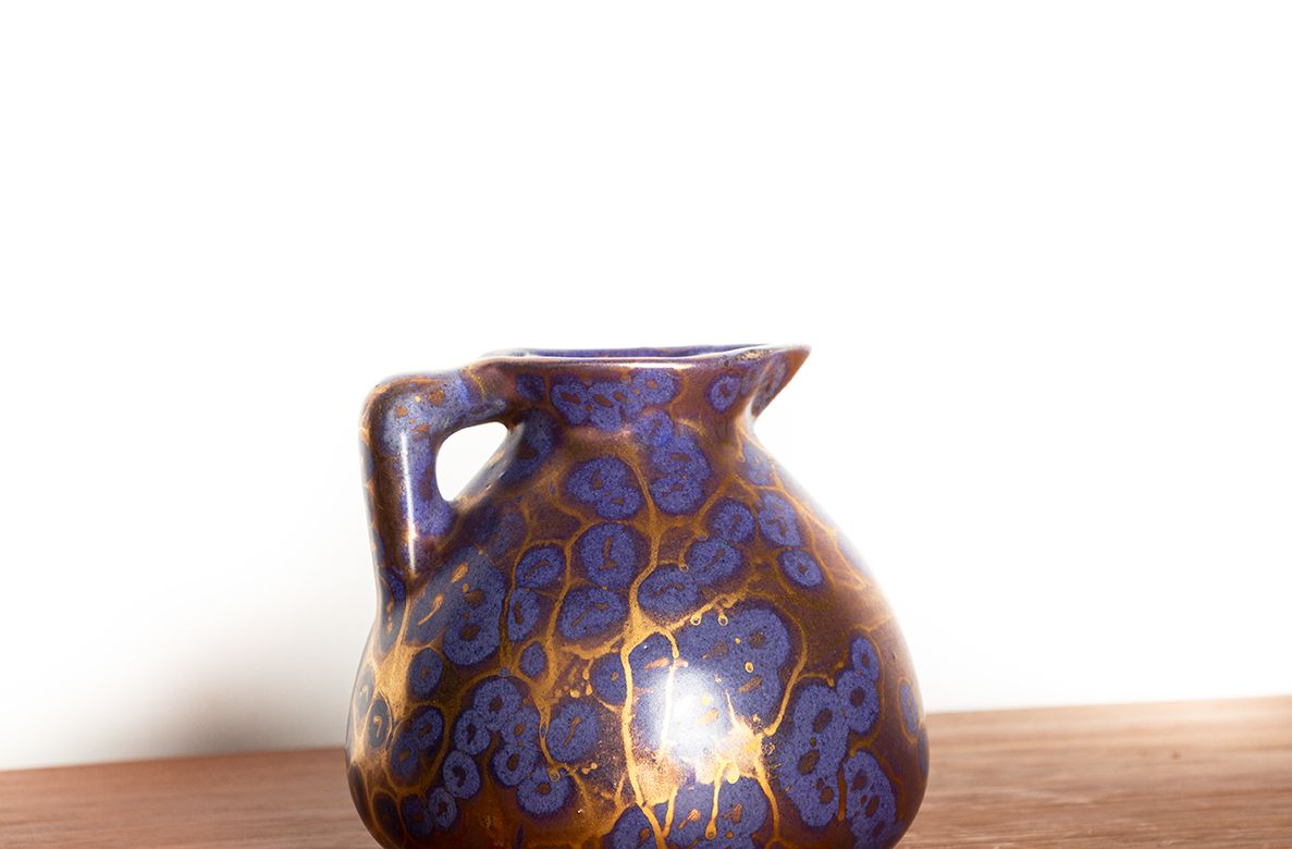 Pichet Art Nouveau en céramique émaillée irisée violette, par Léon Pointu, Grès de Puisaye, 1910. photo for sale